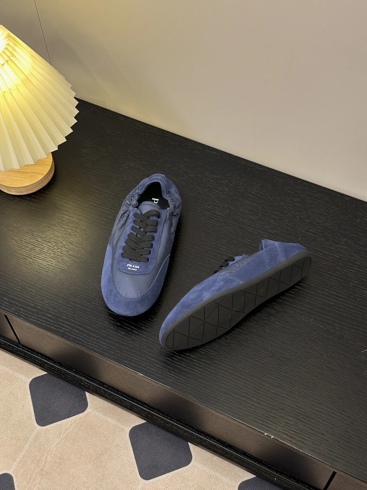 👟👟Ex-factory price 420👟👟 💠𝐏𝐑𝐀𝐃𝐀#Prada catwalk style lightweight thin-soled new moral training shoes casual shoes💠 outsole molded TPU❣️not made of rubber! The suede upper is textured, and the inner sheepskin is wrapped, which is soft and waxy. The insole is thickened with lambskin, which is extremely comfortable to step on, has a sense of support, and feels well wrapped. The shoe shape is full of wrapping, light, easy to wear, and practical. It is a casual shoe that makes you taller and longer legs! White is clean and refreshing, needed all year round, and can be easily worn with skirts and trousers. Upper: imported suede/original molded fabric. Lining: sheepskin. Outsole: TPU outsole! Different from cheap rubber soles on the market! Code number: 35-40 (40 customized)